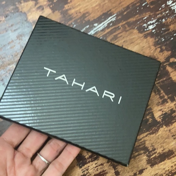 NWT Tahari Leather RFID Blocking Wallet - Picture 6 of 7